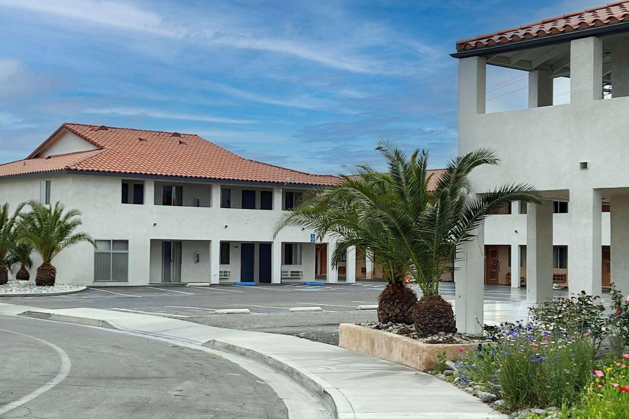 Days Inn By Wyndham Ridgecrest Near China Lake Naval Station Bagian luar foto
