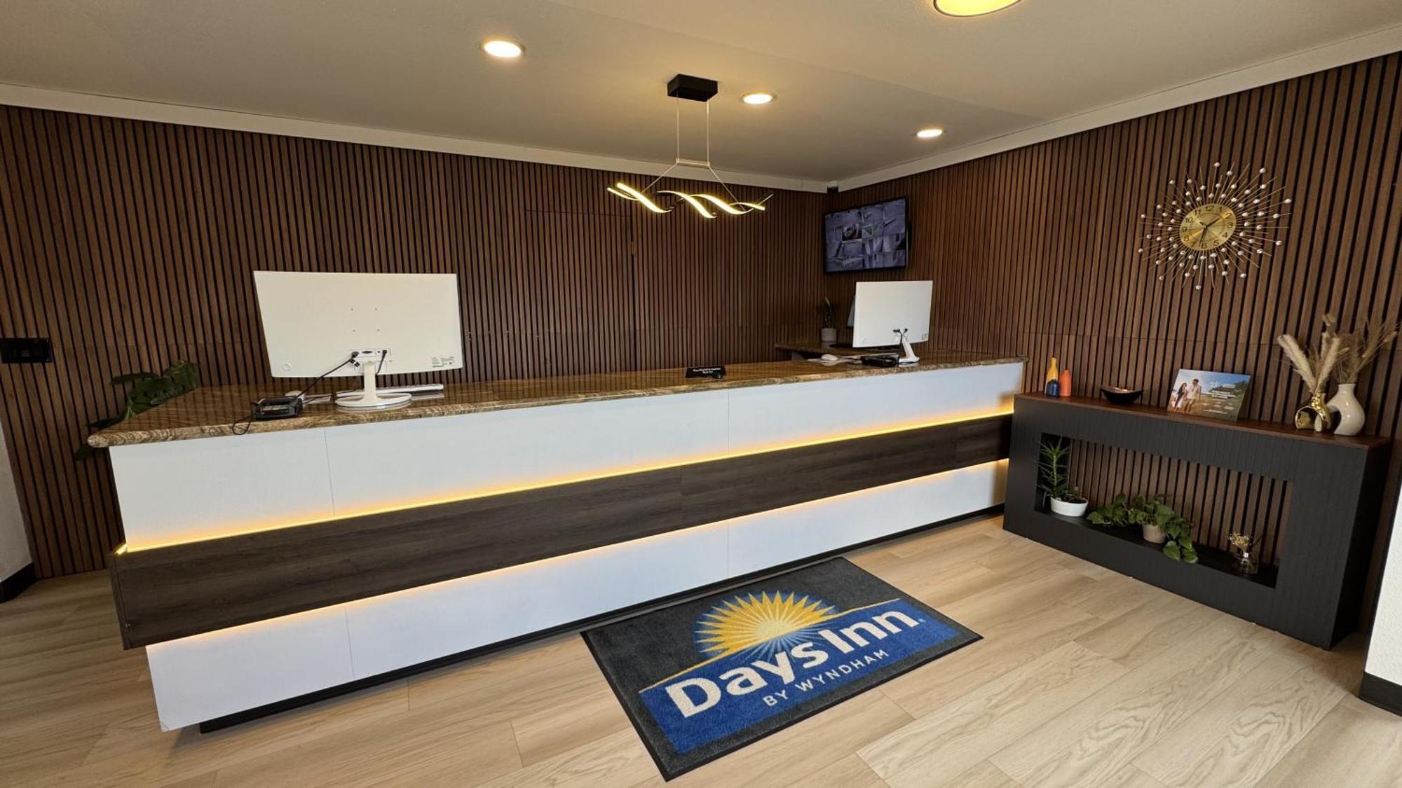 Days Inn By Wyndham Ridgecrest Near China Lake Naval Station Bagian luar foto