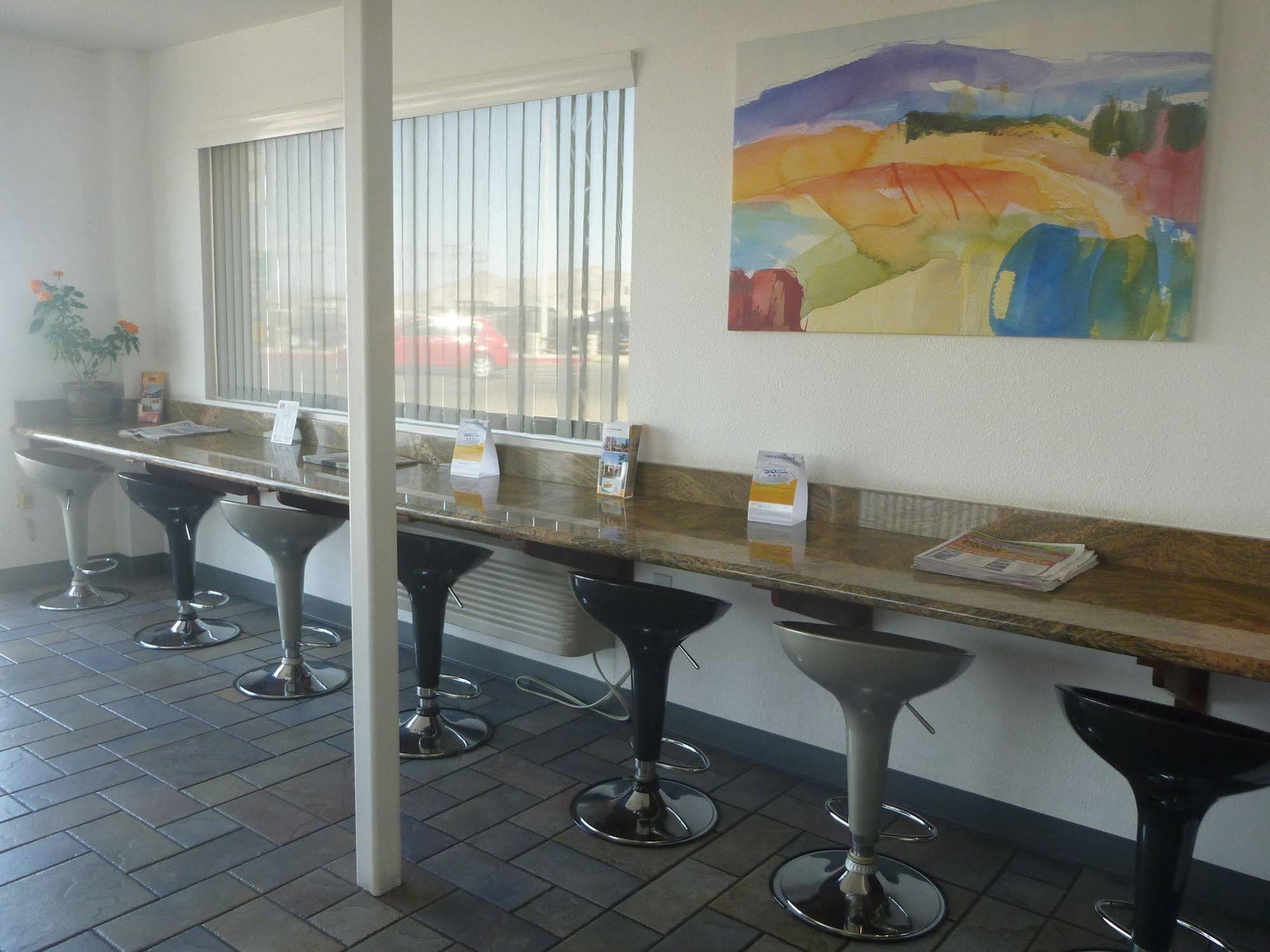 Days Inn By Wyndham Ridgecrest Near China Lake Naval Station Bagian luar foto